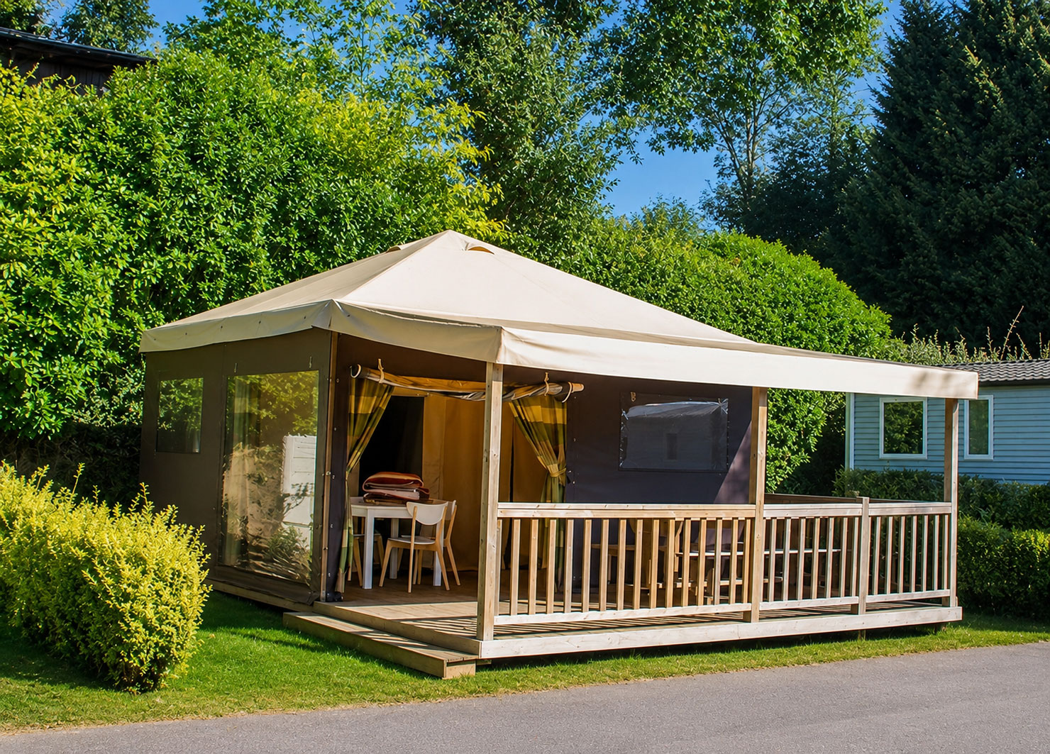 Tente en bois extérieur