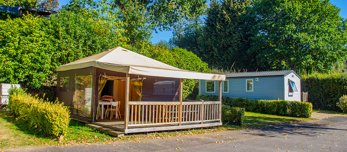 Tente en bois extérieur